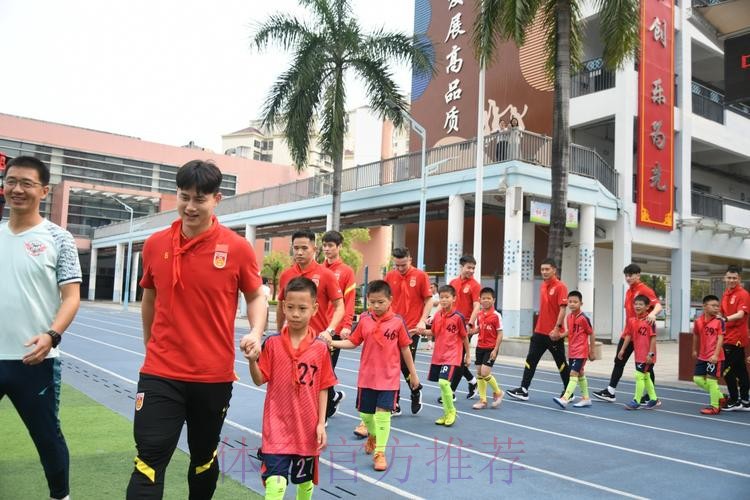 中国国家男子五人制足球队走进深圳南湾学校 中国国家男子五人制足球队走进深圳南湾学校